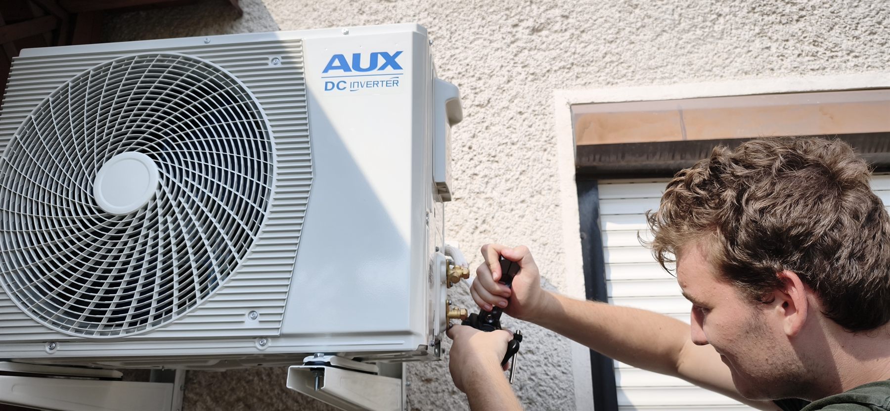 Zapojenie a upevnenie vonkajšej jednotky AUX DC Inverter priamo na mieste
